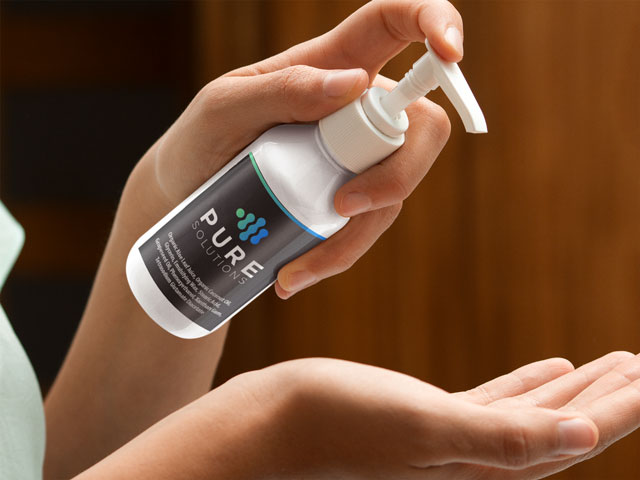 label-mockup-featuring-a-woman-applying-moisturizing-cream-on-her-hands-a7154 label-mockup-featuring-a-woman-applying-moisturizing-cream-on-her-hands-a7154